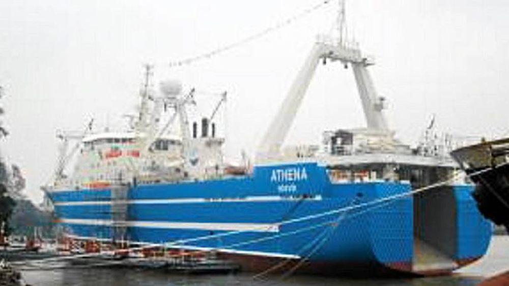 Fabrikktråleren Athena med et mannskap på 111 kom i brann ca. 230 miles sørvest for øya Scilly, sørvest for England.