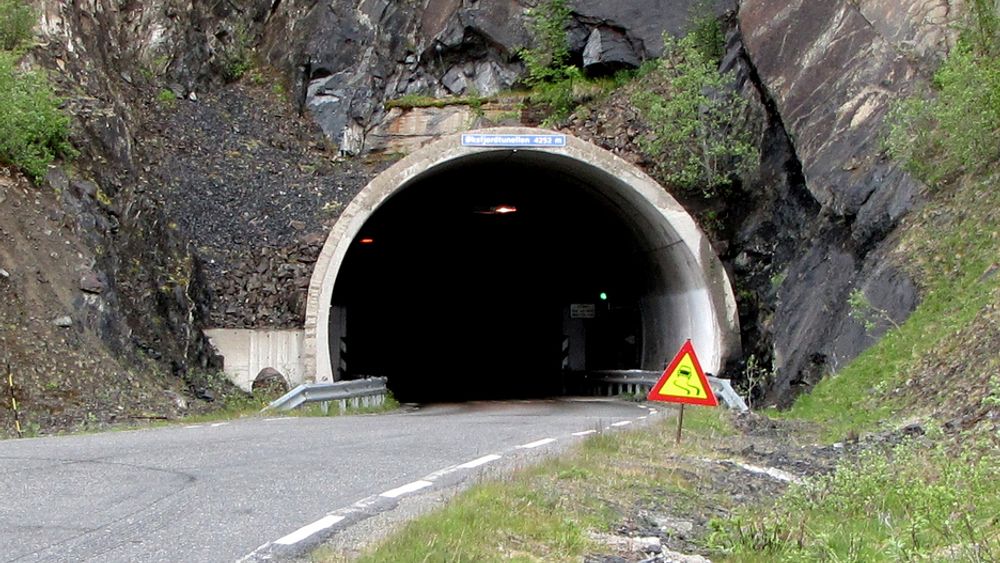Øksfjordtunnelen skal utvides og sikres mot frost. Leohard Nilsen & Sønner fra Risøyhamn ligger godt an til å få den jobben. Bildet viser østre påhugg.