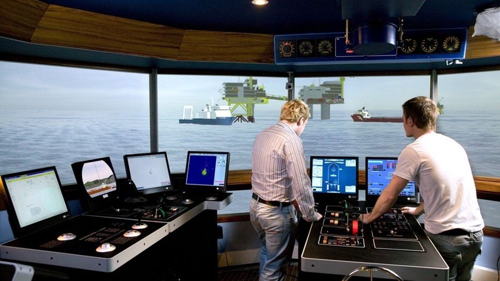 SIKKERT: Seatex-systemet kan varsle mannskapet dersom bevegelsene i skipet er i ferd med å overstige grenseverdier. Her fra AHTS-simulator.