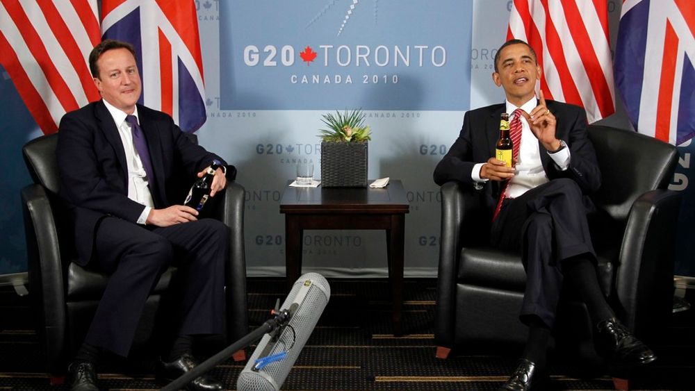 Verken statsminister David Cameron eller president Barack Obama vant veddemålet om hvem som ville vinne fotballkampen mellom Storbritannia og USA, og de ga derfor hverandre premien, en flaske øl, da de i Canada møttes til sitt første møte etter at Cameron ble valgt til statsminister.
