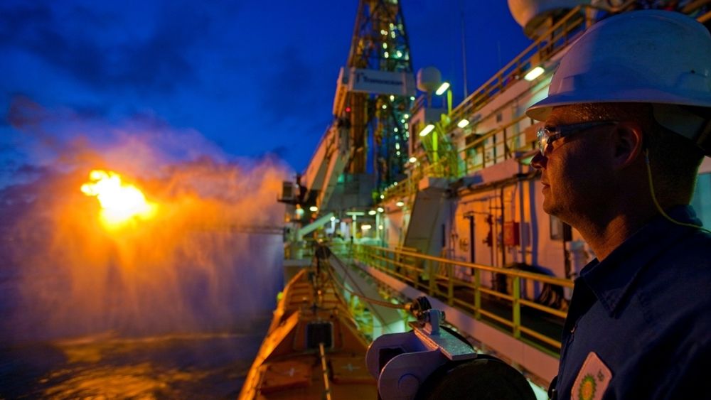 STORE VERDIER: Oljen og gassen som brennes av på Deepsea Enterprise og Q4000 har en verdi på 3 millioner kroner dagen.  Småmynt sammenliknet med at BPs kostnader er på rund 160 millioner daglig.