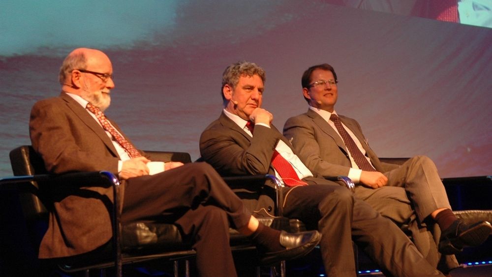 HØYTEKNOLOGI: - Norge er oljeindustriens Silicon Valley, sier Jørgen P. Rasmussen (i midten). Til venstre Willy Olsen, Intsok og til høyre, Geir Finsrud, Schlumberger
