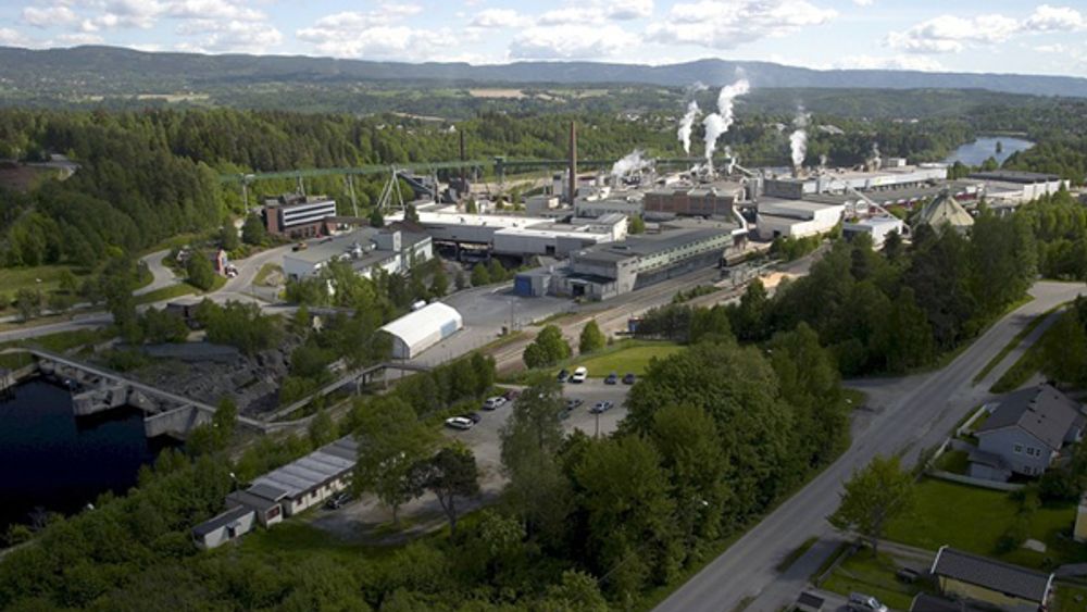 TRUET: Fortsatt er det røyk i pipene ved papirfabrikken Follum utenfor Hønefoss. Men nå vurderer Norske Skog å legge ned fabrikken med 428 ansatte på grunn av krisen i konsernet.