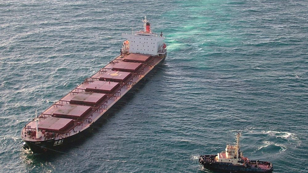 Shen Neng 1 ligger på grunn ved Great Barrier Reef. Operasjonen med å slepe skipet av korallrevet begynte onsdag.