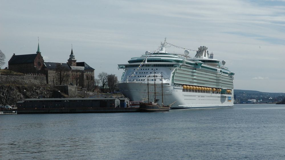 GAMMELT OG NYTT: Freedom of the Seas ved Akershus kai i Oslo. Overlevert i april 2006 fra Aker Yards Åbo.
