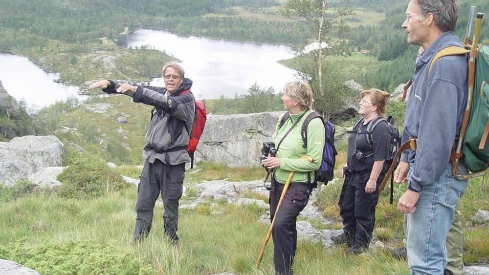 ENESTÅENDE: Professor Henning Dypvik (t.v.) og Fridtjof Riis (t.h.) sammen med to ansatte i Hjelmeland kommune er her på vei opp Svodne, og ser ned til bunnen i krateret.
