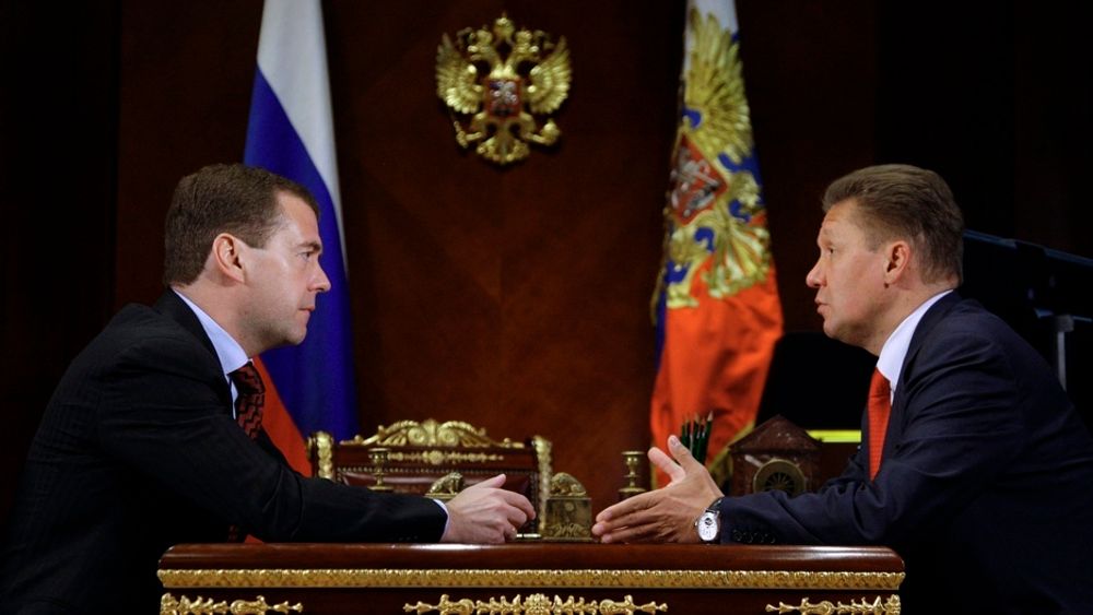 TIL ENIGHET: Gazprom, her ved direktør Alexei Miller (t.h.), og Russlands president Dmitry Medvedev (t.v.) har blitt enige med Hviterussland.