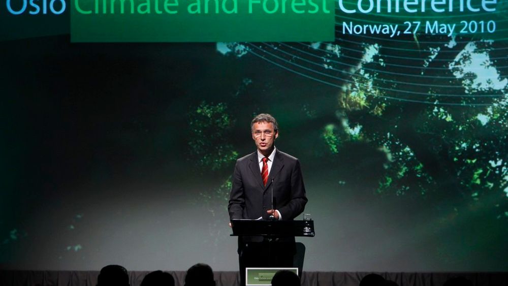 Statsminister Jens Stoltenberg på talerstolen under Oslo Climate and Forest Conference torsdag formiddag.