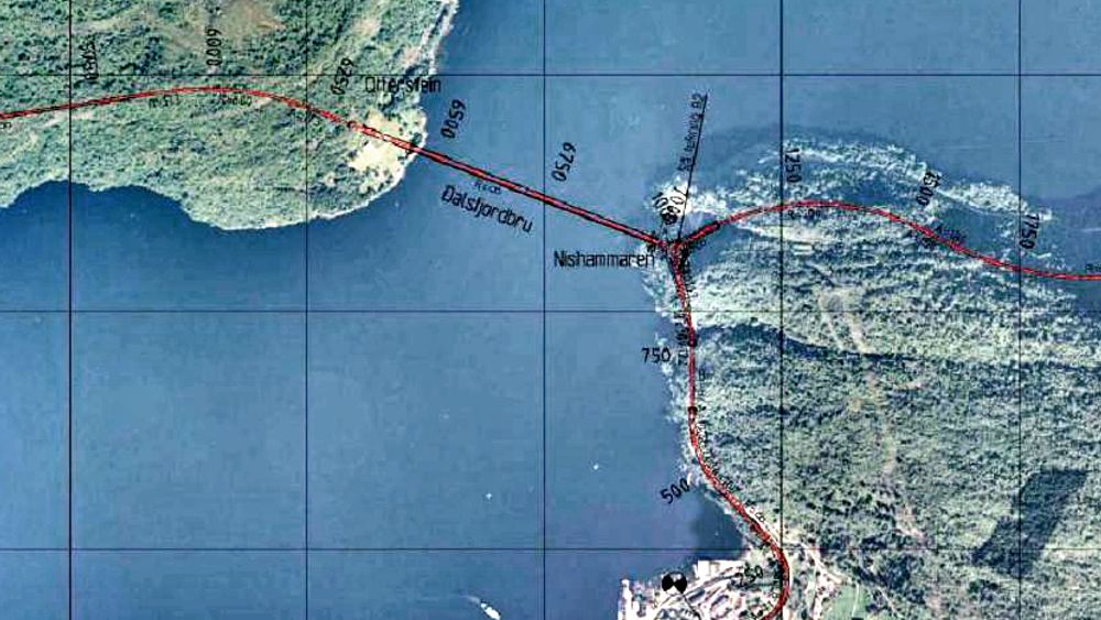 De tilstøtende vegene til Dalsfjordbrua vil for en stor del gå i tunnel. Den som får kontrakten skal sprenge til sammen 3,7 km ny tunnel og strosse 500 meter gammel tunnel.
