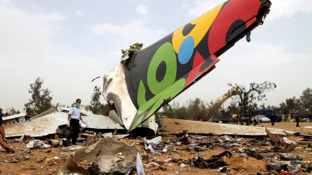 Redningsmannskap undersøker restene av Afriqiyah Airways flight 8U771 som krasjet rett ved Tripoli flyplass onsdag morgen.