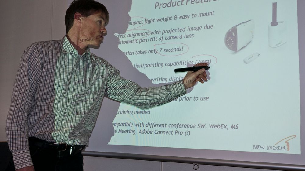 SKRIVER MED LYS: Salgssjef John Ness i New Index viser hvordan han bruker Anyboards lyspenn til å skrive rett i en PowerPoint.