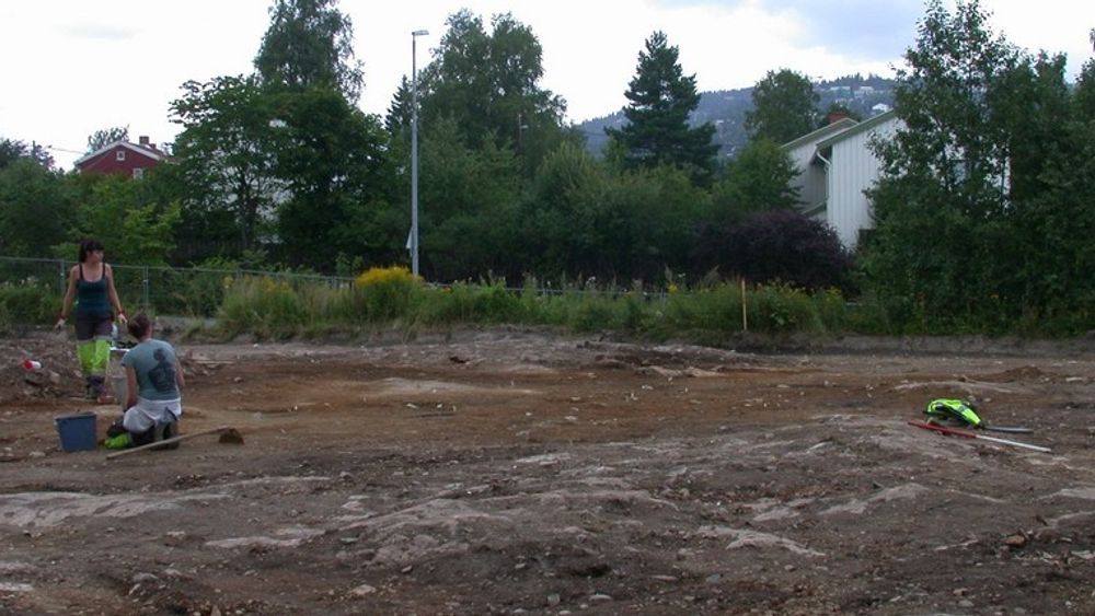 NITID: Kulturhistorisk museum har tre uker på seg til å kartlegge arkeologiske fuun. Sara Langvik Berge og Lene Melheim i gang med utgraving av ildgroper på Huseby.