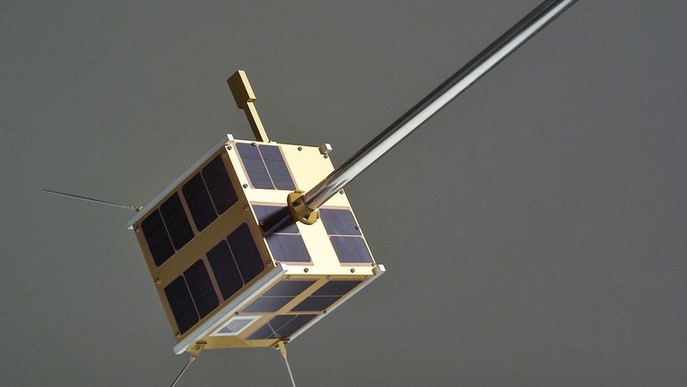 LITEN: Den norske AIS-satellitten er liten nok til å plasseres på skrivebordet, men stor nok til å overvåke skipsfarten i nordområdene.