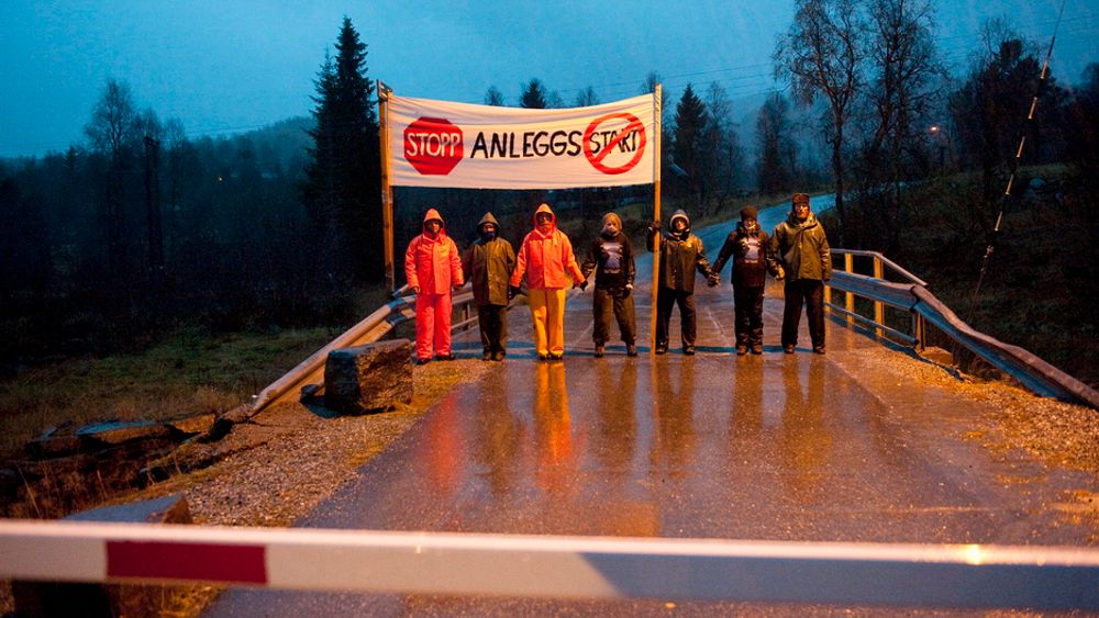STOPP: Aksjonister fra Bevar Hardanger er på plass for å hindre anleggsmaskiner å komme inn i Mødalen der byggingen av strømmastene skal starte mandag.