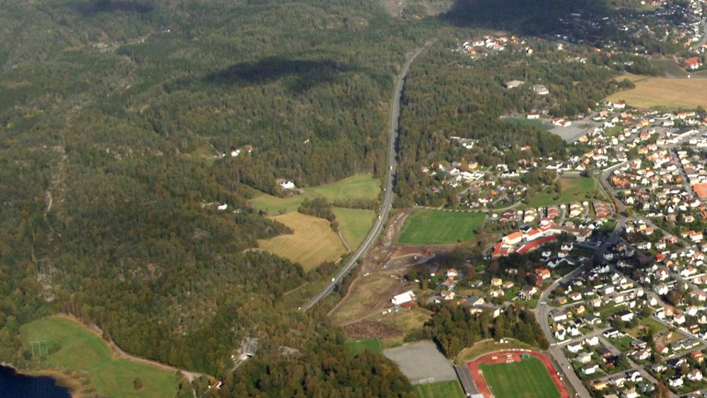 Bildet viser den østlige delen av nåværende E 18 mellom Bommestad og Sky med bøkeskogen i forgrunnen. Ny E 18 vil hovedsakelig gå i tunnel på denne strekningen.