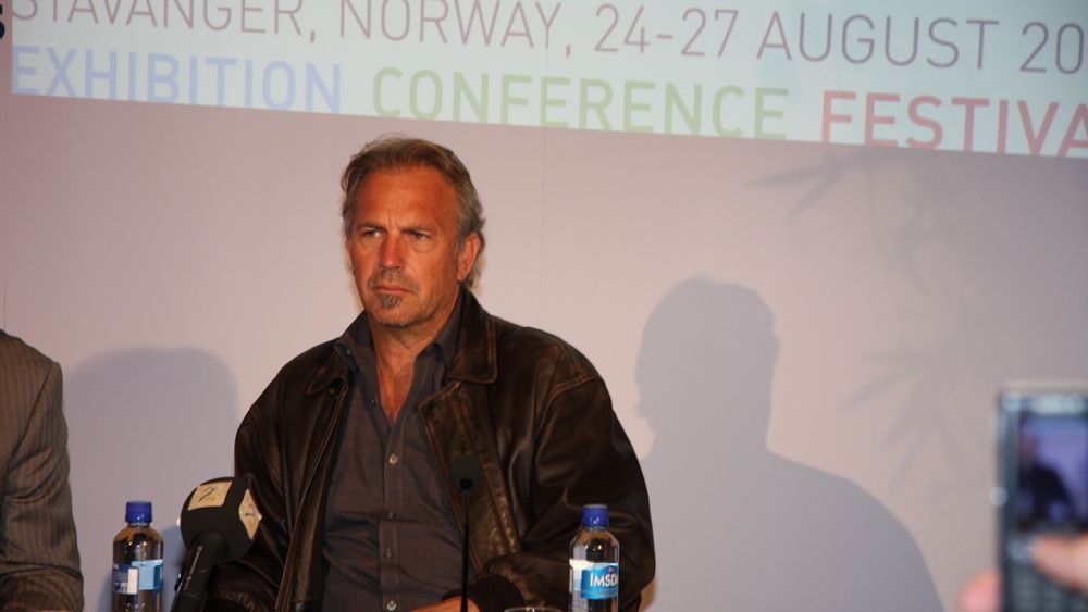 SUR: Kevin Costner var ikke så glad for Teknisk Ukeblads spørsmål om hans separator var nødvendig å ha om bord på skip der oljen tas opp. Han smilte mer og mer etter hvert som pressekonferansen skred fram.