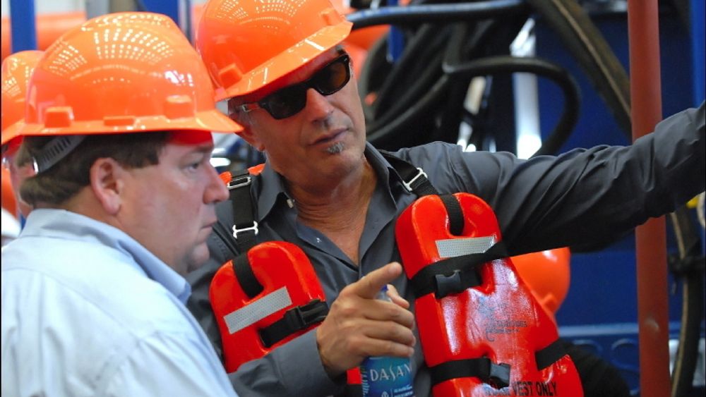 ENGASJERT: Kevin Costner (t.h.) ombord på "Ella G", et forsyningsskip utstyrt med fire enorme sentrifuger - med tilnavnet T-Rex - som nå brukes i Mexicogolfen. Sentrifugene skal kunne samle opp 3 millioner liter olje daglig.