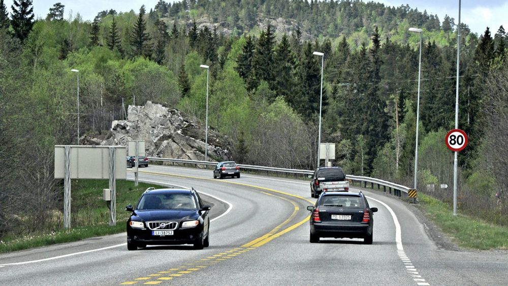 2. august stenges denne vegen for biltrafikk og anleggsmaskinene overtar. I løpet av de neste to og en halv månedene blir vegen utvidet og utstyrt med midtdeler.