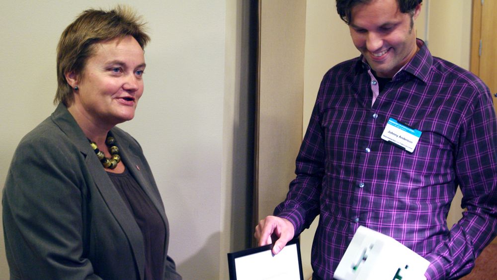 VINNEREN: Skandiabankens informasjonssjef Johnny Anderson mottar Fidusprisen av fornyingsminister Rigmor Aasrud. Prisen deles ut av NorSIS til en virksomhet som utmerker seg med god informasjonssikkerhet.