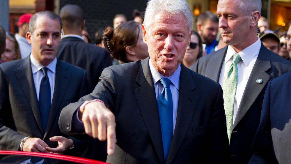EL-ENTUSIAST: Bill Clinton deltok i diskusjoner om elbilteknologi i New York mandag.