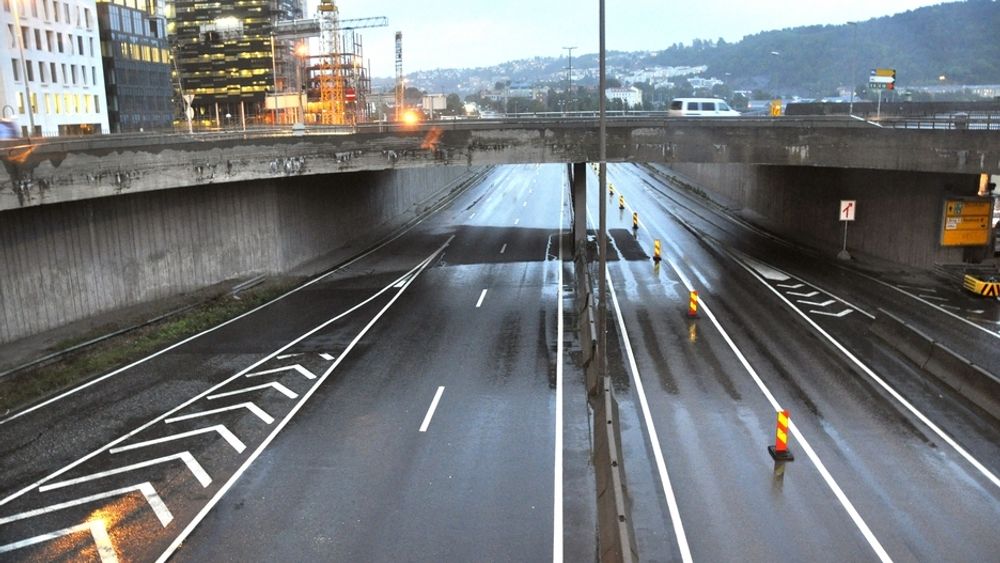 Stillheten har senket seg i Bjørvika. Dette bildet er tatt på Bispelokket før kl. 8 om kvelden. Der E 18 gikk for kort tid siden er trafikken borte. På lokket er den kraftig redusert.