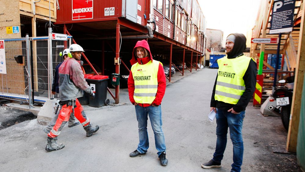VAKT: To lærlinger passerer streikevaktene Kristoffer Hansen (t.h.) og Morten Jensen fra Veidekke på byggeplassen i Teatergata tirsdag. Rundt 19.000 ansatte har gått ut i streik etter at meklingen mellom Fellesforbundet og Byggenæringens Landsforening ikke førte fram. Lærlinger er ikke omfattet av konflikten.