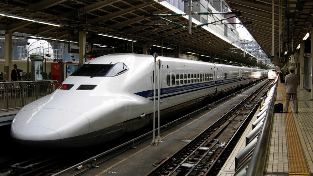 PUNKTLIG: Hikari Shinkansen venter på neste avgang. Du kan stille klokken etter disse togene.