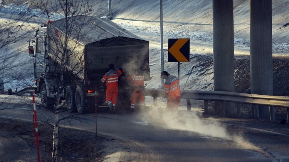 Krisepakker til asfaltering i fjor har redusert etterslepet på enkelte veistrekninger, men ellers ser det ut til at konkurranseutsetting av drifts- og vedlikeholdsoppgaver har liten effekt.