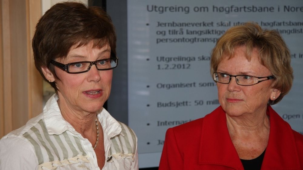 Jernbanedirektør Elisabeth Enger og samferdselsminister Magnhild Meltveit Kleppa under pressekonferansen i dag, hvor høyhastighetsmandatet ble lagt frem.