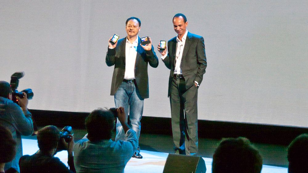 SJEFENE: HTC-sjefen viste frem de nye modellene sammen med en representant fra Vodaphone som vil omfavne de nye modellene.