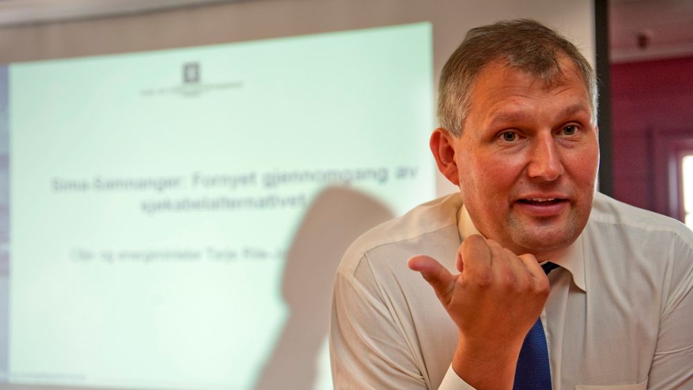 Olje- og energiminister Terje Riis- Johansen tilbyr 50 utvinningstillatelser.