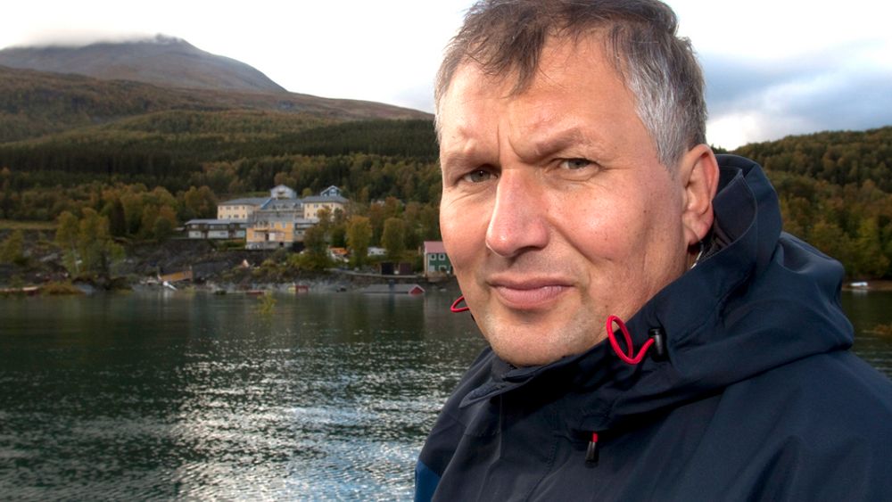 Olje- og energiminister Terje Riis-Johansen (Ap) fastholder at han var ukjent med at Senterpartiet hadde fått penger fra Troms Kraft og Eidsiva Energi.