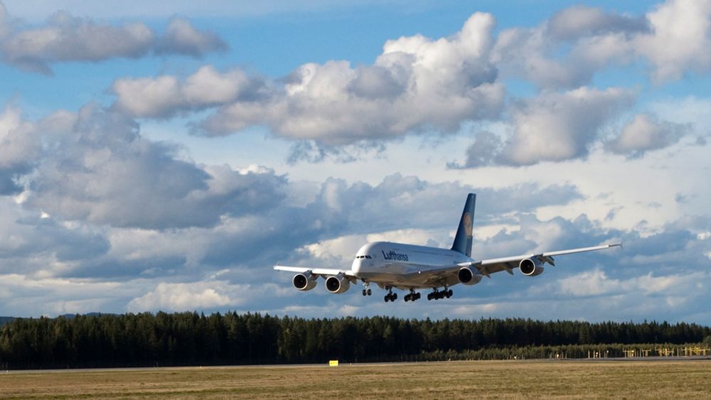 Airbus A380 lander på Gardermoen.