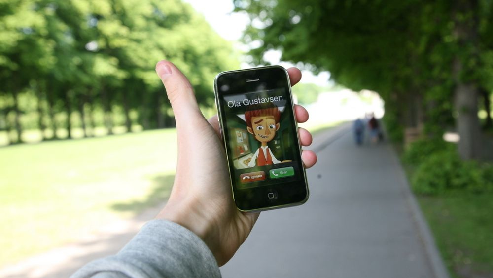 PÅ TUR: Vaktmester Ola Gustavsen nyter gode dager i varmere strøk og trenger derfor din hjelp til å redde sjelen til en av statuene i Frognerparken.