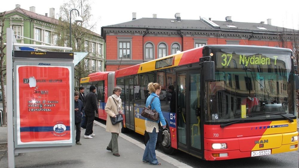 BIOBUSS: 100 Oslo-busser kan gå på biogass i løpet av 1-3 år, mener AGA. Selskapet har inngått avtale med Oslo kommune om å levere biogass tilsvarende 2 millioner liter diesel årlig. Nå håper de å utvikle teknologi for å gjøre biogassen flytende.
