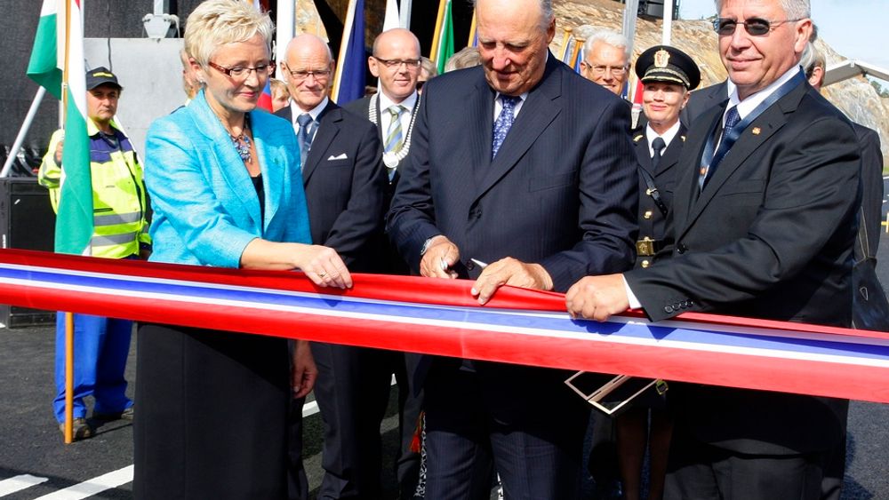 SISTE: Sammen med daværende samferdselsminister Liv Signe Navarsete og vegdirektør Terje Moe Gustavsen åpnet Kong Harald det tredje og siste OPS-prosjektet i august i fjor. Det er strekningen Grimstad - Kristiansand.