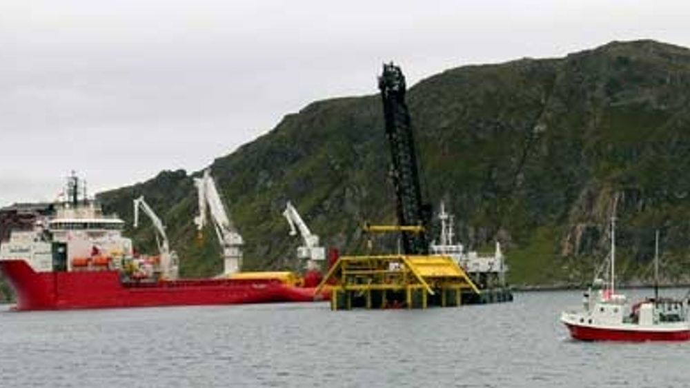 TIL BUNNS: De første undervannsrammene er på plass. ABB Offshore Systems har levert de første bunnrammene fra verkstedet i Eydehavn. De er nå satt på plass på feltet utenfor Hammerfest. Aker Marine Contractors gjennomførte en vellykket operasjon i begynnelsen av juni.