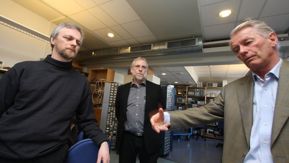Kai Hansen (t.h) og Dagfin Brodtkorb (t.v), fra ABB har ansvar for et nytt europeisk forskningsprosjekt. Professor Birger Møller-Pedersen, UiO , er eneste norske samarbeidspartner.
