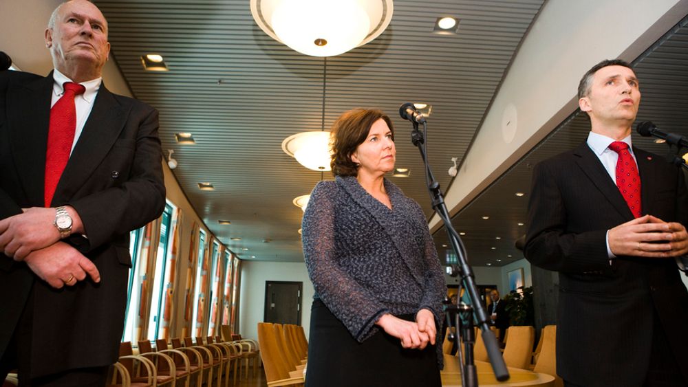 LO-leder Roar Flåthen, arbeidsminister Hanne Bjurstrøm og statsminister Jens Stoltenberg ga sine reaksjoner på sykefraværsrapporten på statsministerens kontor i dag.