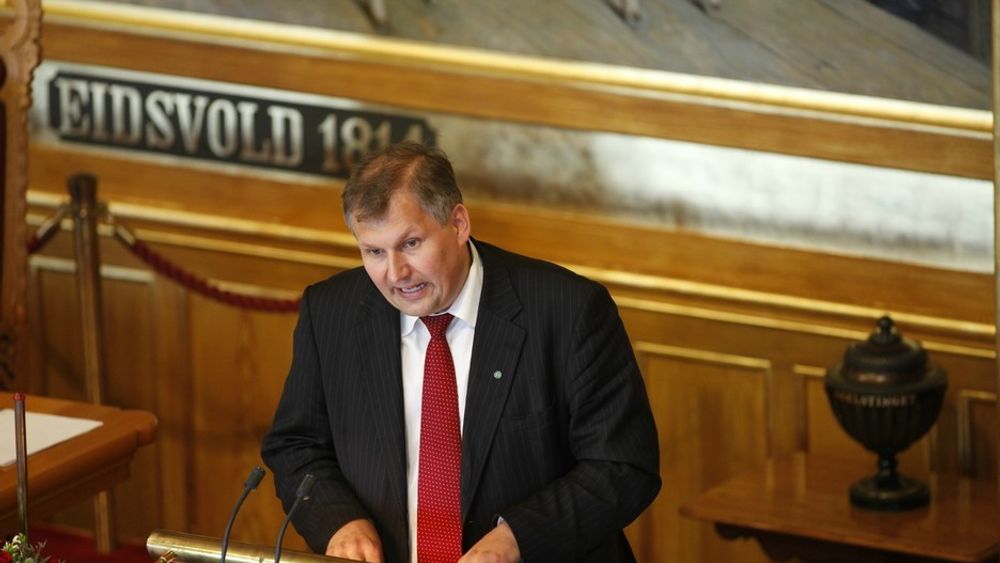Olje- og energiminister Terje Riis-Johansen på talerstolen i Stortinget fredag formiddag.