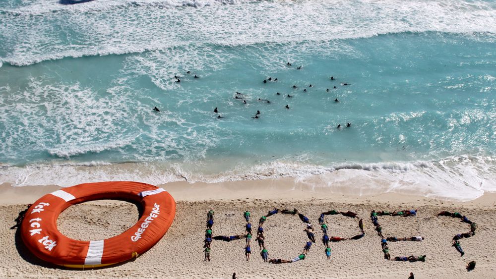 HÅP: Miljøaktivister i Cancun danner ordet «håp» på stranda. Delegatene i den mexicanske byen ble til slutt enige om en slutterklæring lørdag, og FNs klimaprosess er berget inntil videre.