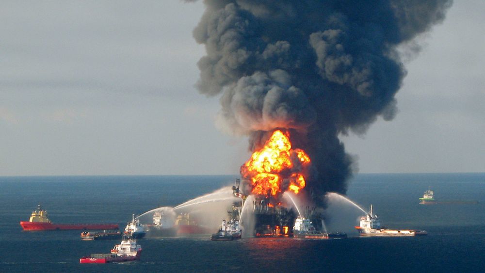 Brannmannskaper forsøkte lenge å slukke flammene på oljeriggen Deepwater Horizon i Mexicogolfen. Men brannen tok ikke slutt før plattformen sank. Det lekker fortsatt fra brønnen, og ingen vet når lekkasjen vil stoppes.