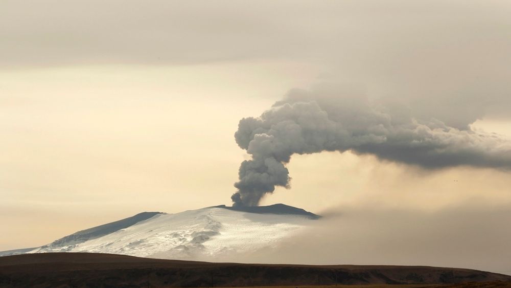 Asken etter vulkanutbruddet på Island (bildet) har igjen lagt seg over vestkysten av Norge og fører til nye problemer i flytrafikken torsdag morgen.