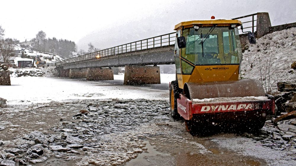 Denne brua er et svært dårlig tilbud til myke trafikanter. Nå kommer det en ny bru over vannet. Magne Hafstads folk er i gang med forbelastning for det ene landkaret.