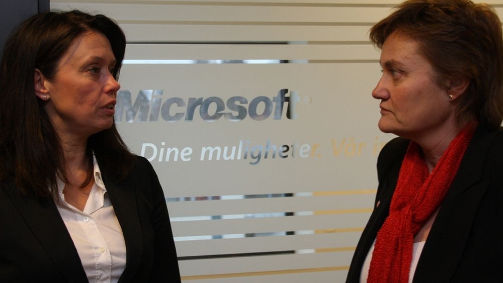 SAMMEN: På mandagens møte mellom it-minister Rigmor Aasrud (t.h.) og Microsoftsjef Hege Skryseth var samarbeid og ikke standardiseringskrangel som sto på dagsorden.