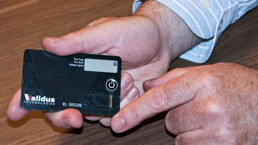 TYNT: Betalingskort med innebygget leser for fingeravtrykk introduserer en nytt nivå av sikkerhet, og markedet er spådd stor vekst i årene fremover.