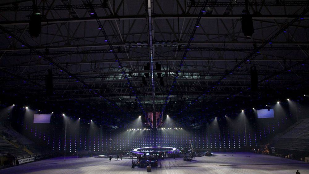 STERKT: Taket i Telenor Arena er belastet med 230 tonn ekstra under Eurovision Song Contest, og derfor har man lånt litt fra det som vanligvis er tilegnet snø. - Risikoen for snø i slutten av mai er veldig lav, sier Andreas Solberg, som tegnet taket.