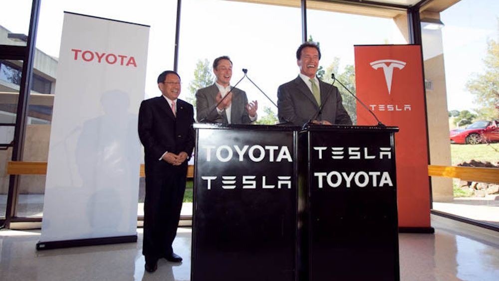 Toyota-sjef Akio Toyoda, Tesla-sjef Elon Musk og californiaguvernør Arnold Schwarzenegger presenterte det nye elbilsamarbeidet på en pressekonferanse torsdag.