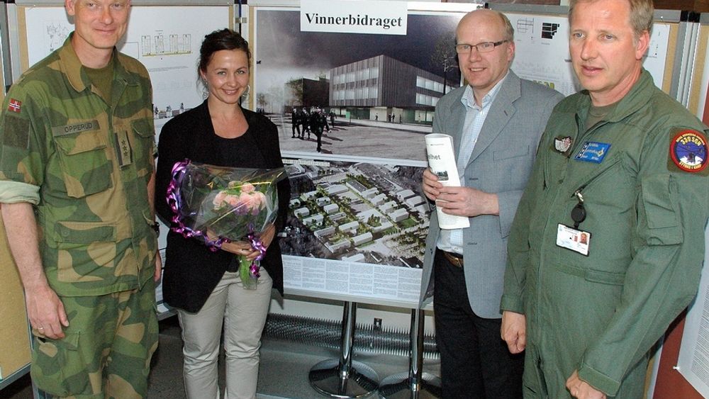 BARDUFOSS: Fra venstre oberst Arne Opperud, arkitekt Camilla Molden, juryleder Hårek Elvenes og oberst Geir Gillebo. I bakgrunnen vinnerutkastet til nytt ledelsesbygg.