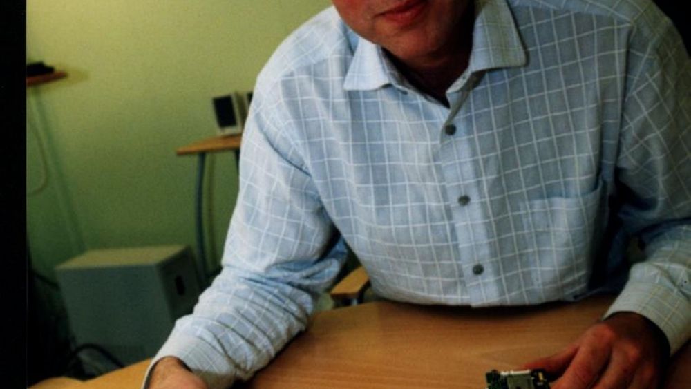 BJELLER: Kitron Development har hatt tusen slike elektroniske sauebjeller i sommerens feltforsøk. - Neste år skal produktet kommersialiseres, sier prosjektleder Jan Erik Berg. FOTO: FINN HALVORSEN